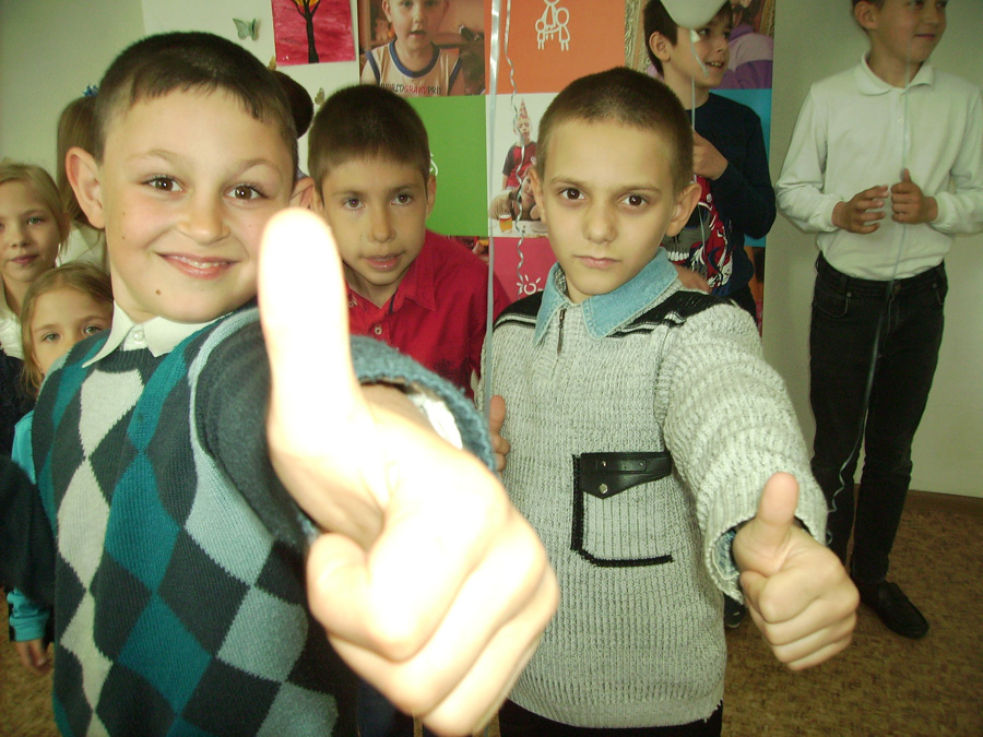 На святі відкриття центру «СОС Дитячі містечка в Україні» весело було всім. Фото автора